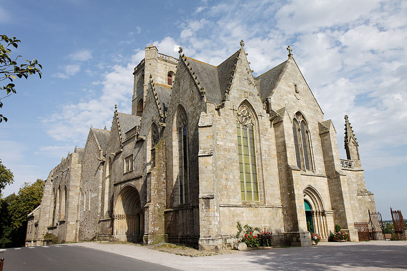 La collégiale Notre-Dame de Lamballe, une sentinelle fortifiée. - Taxi 2000